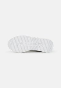 Calvin Klein Jeans RETRO RUNNER - Tenisky - bright white