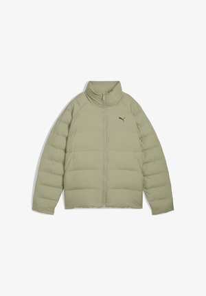 Heledad roheline puffer-jakk esi tõmblukuga, kõrge kraega, küljetaskutega ja väike Puma logo vasakul rinnal.