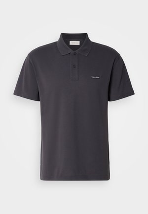 Tricou polo gri închis, fabricat dintr-un material neted, cu guler, plică cu două butoane și un mic logo brodat pe piept.
