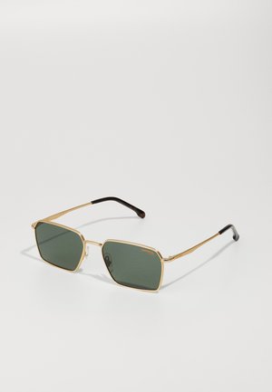 Occhiali da sole in metallo color oro con lenti verdi, forma squadrata, aste sottili e punte nere. Presentano soft pad nasali trasparenti per il comfort.