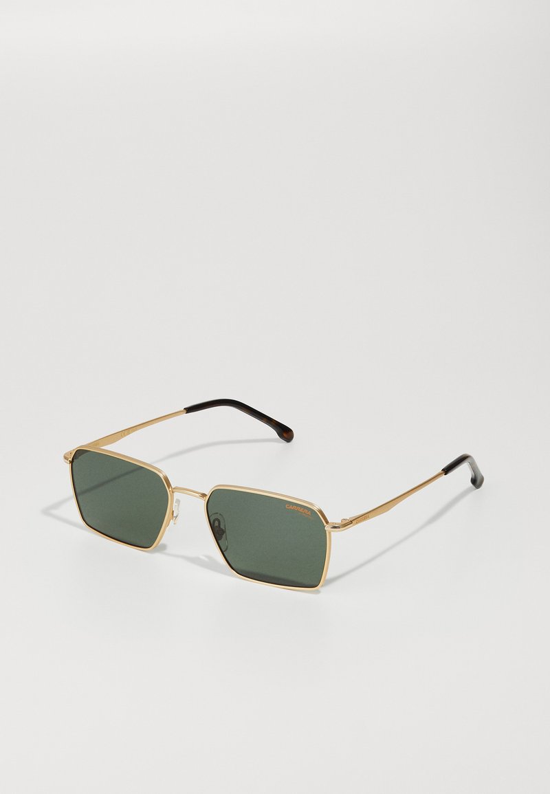 Occhiali da sole in metallo color oro con lenti verdi, forma squadrata, aste sottili e punte nere. Presentano soft pad nasali trasparenti per il comfort.