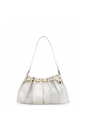 Bolso de cuero blanco con ojales dorados y una sola correa para el hombro, con paneles verticales cosidos y cierre con cordón.