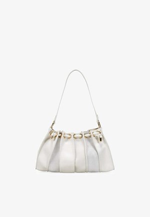 Bolso de cuero blanco con ojales dorados y una sola correa para el hombro, con paneles verticales cosidos y cierre con cordón.