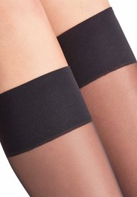 Schwarze, knielange Strümpfe aus transparentem Material, mit einem festen, strukturierten, schwarzen Strickband am oberen Ende und einem glatten, transparenten Bein.