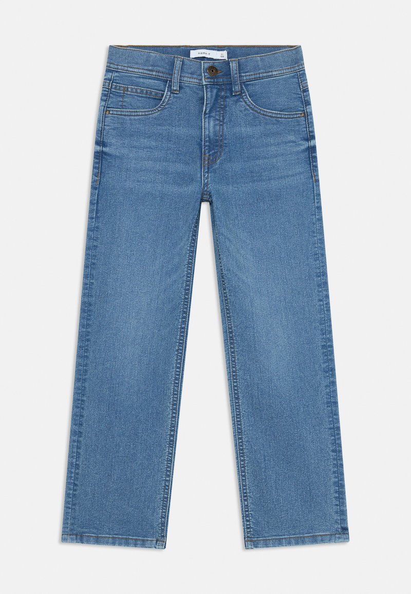 Jeans de mezclilla azul claro con un diseño de pierna recta, que presentan un estilo tradicional de cinco bolsillos, cierre de botón y trabillas para cinturón.