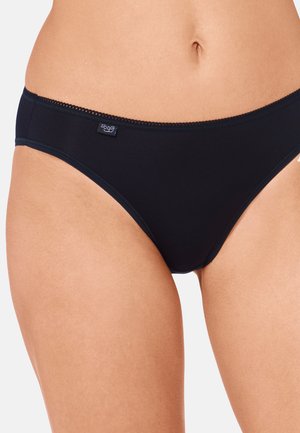 Zwarte bikini-slip met een gladde stofstructuur, voorzien van een delicate kantafwerking aan de tailleband en een klein merklabel aan de zijkant.