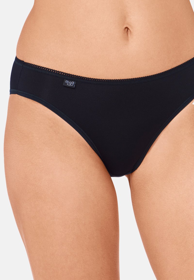 Zwarte bikini-slip met een gladde stofstructuur, voorzien van een delicate kantafwerking aan de tailleband en een klein merklabel aan de zijkant.