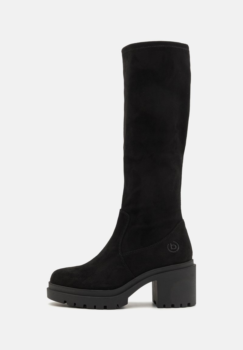 Bottes noires en daim montantes avec un talon épais, dotées d'un bout rond et d'une couture latérale pour un enfilage facile. Détail du logo à la cheville.