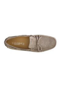 Beige Wildleder-Mokassin mit runder Zehenform, Leder-Schnürsenkeln und kontrastierenden Nähten. Das Innere verfügt über eine gebrandete Innensohle. Hergestellt in Italien.