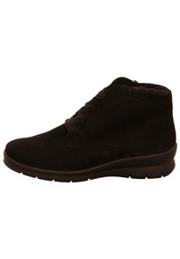 Schwarze Wildleder-Ankle Boots mit rundem Zehenbereich, Schnürdesign und leicht erhöhtem Gummisohle. Glatte Außenseite mit Nähdetails.