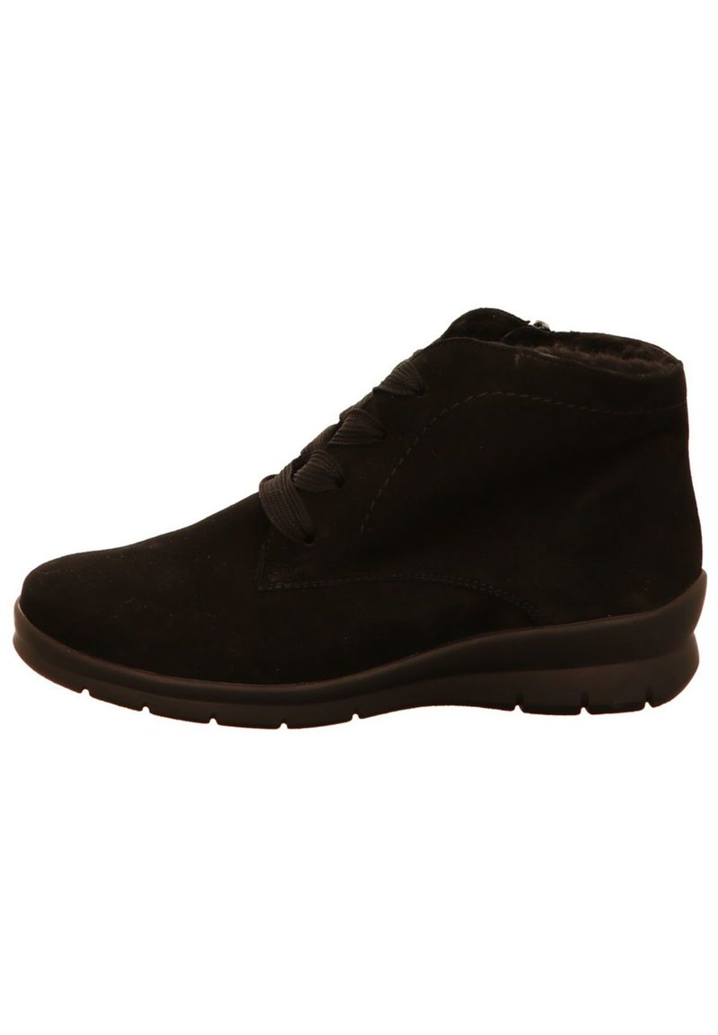 Schwarze Wildleder-Ankle Boots mit rundem Zehenbereich, Schnürdesign und leicht erhöhtem Gummisohle. Glatte Außenseite mit Nähdetails.