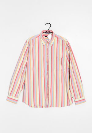 Chemise à manches longues boutonnée avec des rayures verticales multicolores dans des tons pastel, suspendue sur un cintre noir sur fond blanc.
