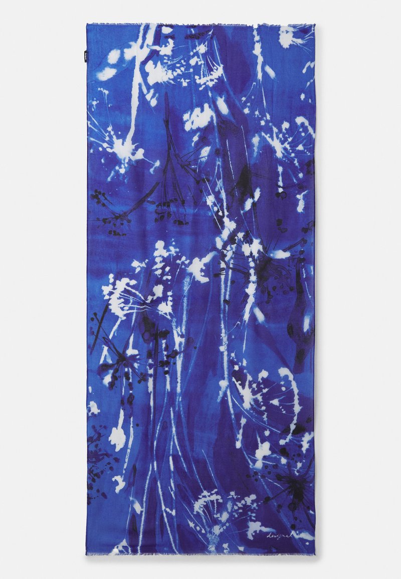 Sciarpa blu con motivi floreali in bianco e nero, realizzata in tessuto morbido con bordi frangiati, forma rettangolare, contrasto di colori vivaci.
