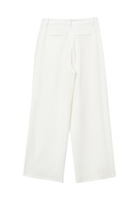 Pantalon blanc ample en tissu doux, avec une taille mi-haute et deux poches arrière. Lignes simples et épurées, sans quincaillerie visible.