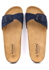 Sandales à glisser en suède bleu marine avec une boucle en métal noir, présentant une semelle intérieure en beige texturé avec un logo, conçues pour le confort.