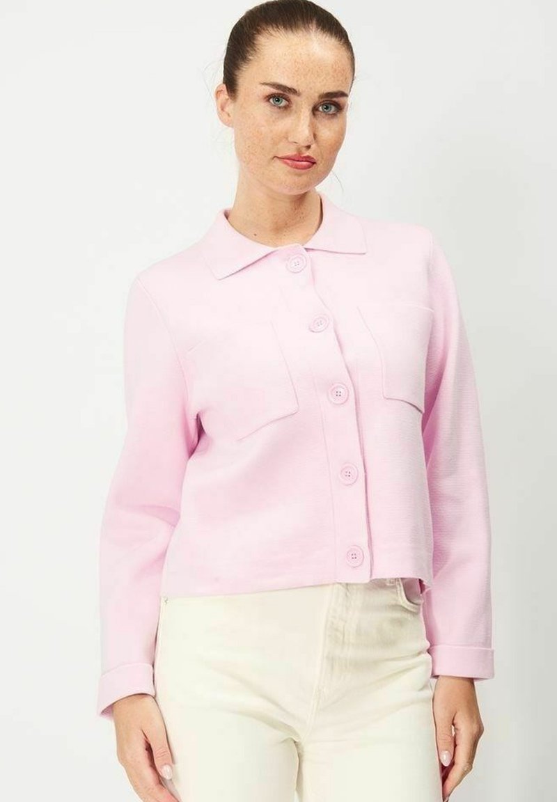 Ljust rosa kort jacka med krage, knäppning framtill och två framfickor, tillverkad av ett texturerat tyg.