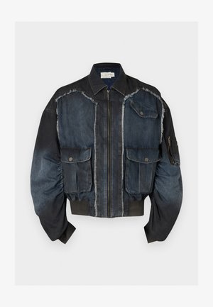 Veste bomber en denim bleu foncé et noir avec coutures effilochées, fermeture éclair à l'avant, quatre poches à rabat avec boutons, et ourlet et poignets côtelés.