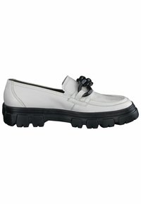 Mocassin en cuir blanc avec une semelle épaisse en caoutchouc noir et un détail décoratif de chaîne noire sur le dessus, vu de côté.