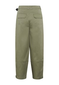 Pantalon court vert olive avec poches à rabat à l'arrière, passants de ceinture et poignets réglables à boutons-pression aux ourlets.