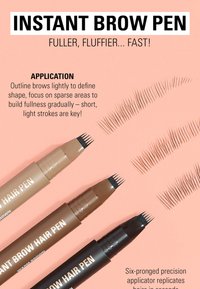 Trois stylos à sourcils de nuances de brun variées, dotés d'applicateurs à six griffes, sont disposés sur un fond pêche avec des coups de pinceau au-dessus.