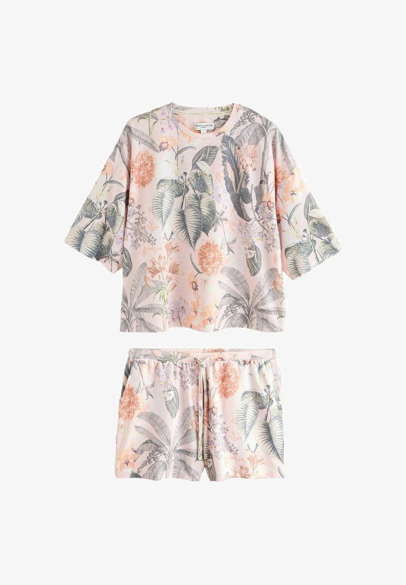 To-delt loungewear-sæt med korte ærmer og shorts i pastelrosa med et detaljeret mønster af blomster og blade.