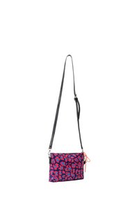 Borsa a tracolla con stampa leopardata, con un motivo rosa e blu, cinturino nero, chiusura a zip e un dettaglio decorativo a frange.