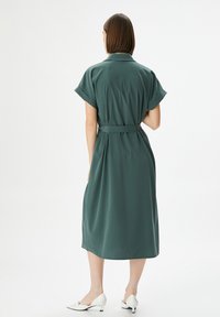 Koton POCKET DETAIL BUTTONED SHORT SLEEVE BELTED MIDI - Paitamekko - green