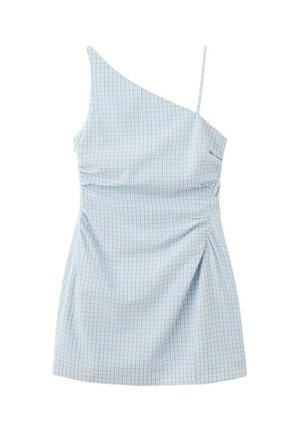 Vestido de un solo hombro a cuadros en azul claro y blanco con una tira fina en un lado y un escote asimétrico.