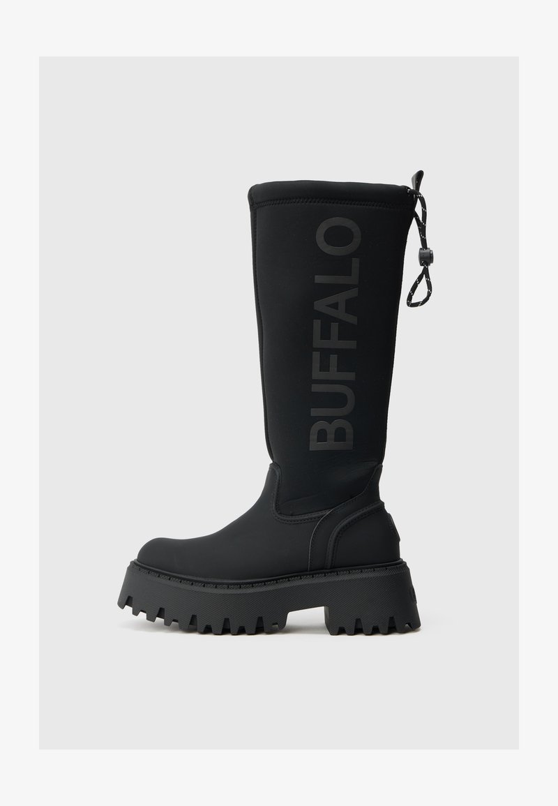 Μαύρη καουτσούκ μπότα μέχρι το γόνατο με παχύ πάτο, διαθέτοντας υφή στην επιφάνεια και ανάγλυφο λογότυπο "BUFFALO" στη εξωτερική πλευρά. Ρυθμιζόμενο επάνω μέρος.