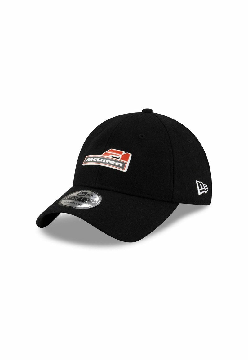 Casquette de baseball noire en tissu avec un logo McLaren en rouge et blanc. Couronne structurée, visière incurvée et marquage New Era sur le côté.