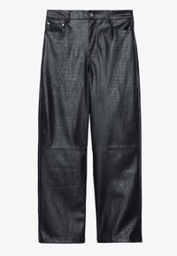 Zwarte neplederen broek met een krokodillenstructuur, voorzakken, ceintuurlussen en een knoopsluiting, plat weergegeven.