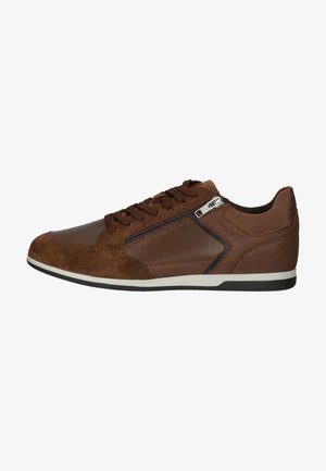 Zapatillas de deporte de cuero marrón y ante con un diseño estructurado, que cuentan con una cremallera lateral, puntera redonda y suela de goma blanca.