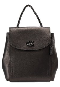 Sac à main en cuir noir texturé avec rabat supérieur, fermeture à verrou tournant et poignée chaîne torsadée.