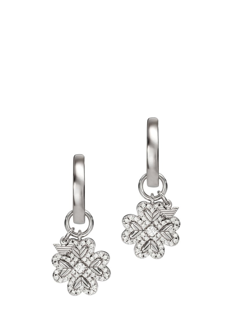 Pendientes de gota de plata con un diseño en forma de flor, adornados con acentos brillantes y un acabado pulido, sujetos mediante un aro suave.
