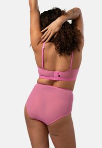 Roze bh en hoog-waist slip set gemaakt van een zachte stof, met verstelbare bandjes en een haaksluiting aan de achterkant.