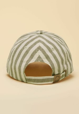 Vue arrière d'une casquette de baseball beige à rayures vert olive avec une sangle en tissu ajustable et une boucle en métal.