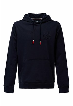 Sudadera de color azul marino oscuro con un bolsillo tipo canguro, capucha con cordón que cuenta con puntas rojas y blancas, y logo en relieve en el pecho. Textura de tela suave.