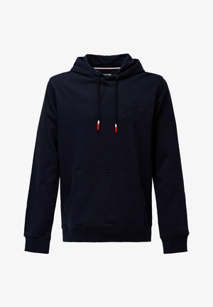 Sudadera de color azul marino oscuro con un bolsillo tipo canguro, capucha con cordón que cuenta con puntas rojas y blancas, y logo en relieve en el pecho. Textura de tela suave.