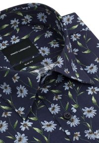 Granatowa koszula o slim fit, z kwiatowym wzorem białych stokrotek i zielonych liści, z czarnymi guzikami i metką marki.