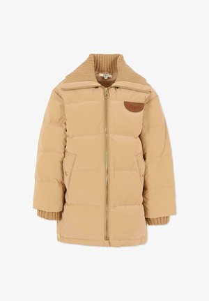 Giacca puffer beige con colletto a coste, chiusura con zip e un'etichetta in pelle. Presenta tasche laterali e un design imbottito per il calore.