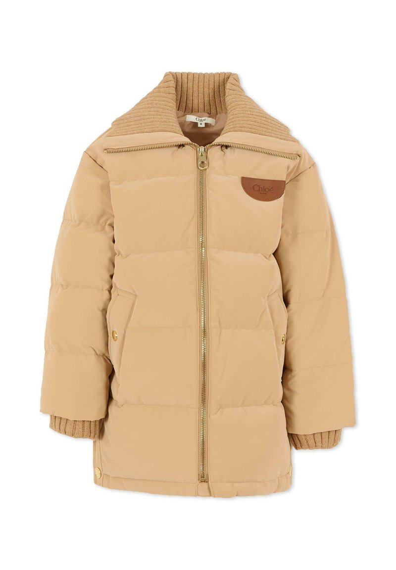 Giacca puffer beige con colletto a coste, chiusura con zip e un'etichetta in pelle. Presenta tasche laterali e un design imbottito per il calore.