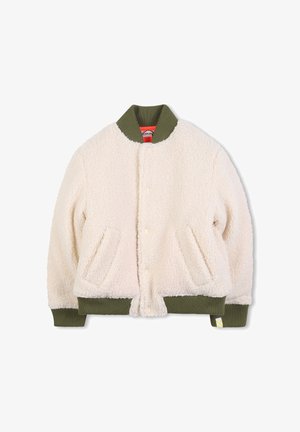 Veste en shearling de couleur crème avec un col et des poignets côtelés verts, dotée de boutons-pression et de poches latérales. Texture douce, design simple.