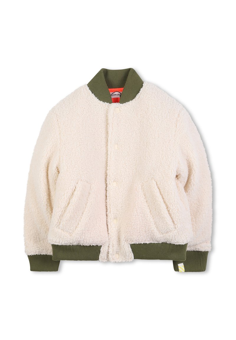 Giacca in shearling color crema con colletto e polsini a coste verdi, dotata di bottoni a pressione e tasche laterali. Texture morbida, design semplice.