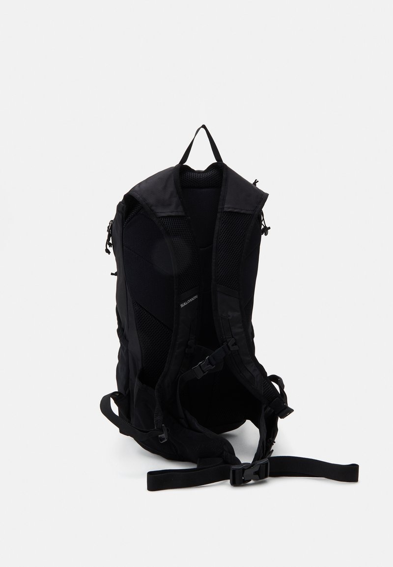 Zaino nero con un design aerodinamico, caratterizzato da imbottitura in rete, spallacci regolabili e una maniglia superiore per un facile trasporto.