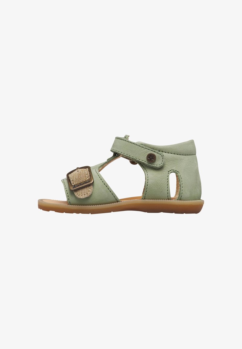 Sandaletto verde per bambini piccoli con cinturini regolabili in Velcro, lati aperti e suola in gomma marrone, visto di lato su sfondo bianco.