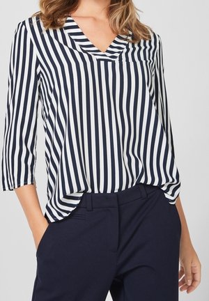 Blouse rayée bleu marine et blanche avec un décolleté en V et des manches trois-quarts, fabriquée en tissu léger, avec un détail de poche avant.