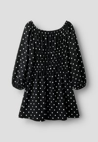 Czarna sukienka w białe kropki, z dekoltem typu off-the-shoulder, marszczonym stanikiem i bufkowymi długimi rękawami. Teksturowana tkanina.