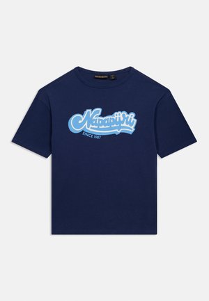 Tamnoplava majica kratkih rukava sa svijetloplavim logotipom "Napapijri Since 1987" u sredini prsa, okrugli izrez na vratu.