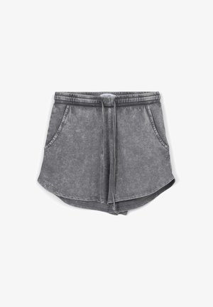 Shorts en denim gris avec une taille élastique, cordon de serrage et deux poches latérales ; présente un ourlet légèrement arrondi et une texture délavée.