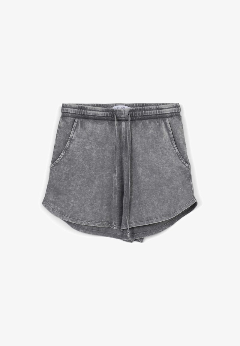 Shorts in denim grigio con vita elastica, cordoncino e due tasche laterali; presenta un orlo leggermente curvo e una texture sbiadita.